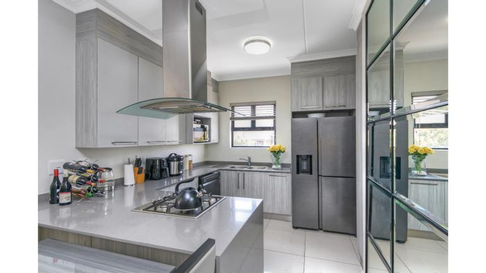 Carlswald Apartment For Sale: 3 Bedrooms, balcony, close to amenities and schools.