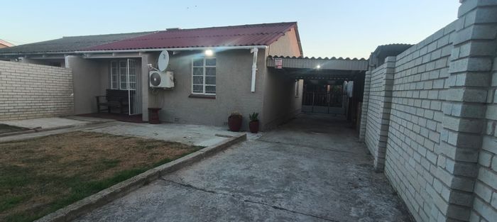 Pet-friendly 2-bedroom house in Ferguson with outdoor space and flatlet. To Rent.
