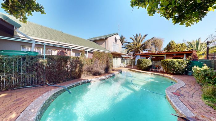 Witfield House For Sale: 5 bedrooms, pool, business potential, prime location.