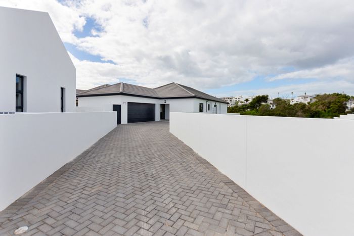 For Sale: House in Shelley Point with 3 beds, double garage, outdoor braai.