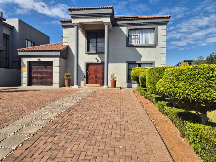 For Sale: House in Bendor with 3 beds, prayer room, garage, and backup utilities.