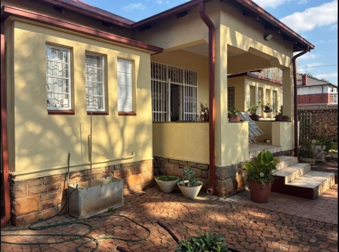 Kensington House For Sale: 3 bedrooms, double garage, ideal for residence or business.