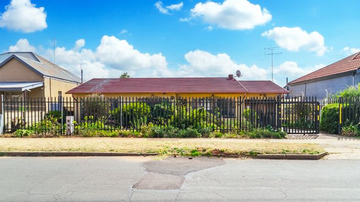 For Sale: House in Krugersdorp West with 4 garages, spacious backyard, and potential.