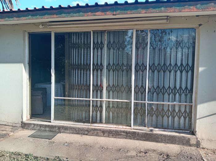 For Sale: House in Sasolburg Ext 12 with 3 bedrooms, flatlet, and security.