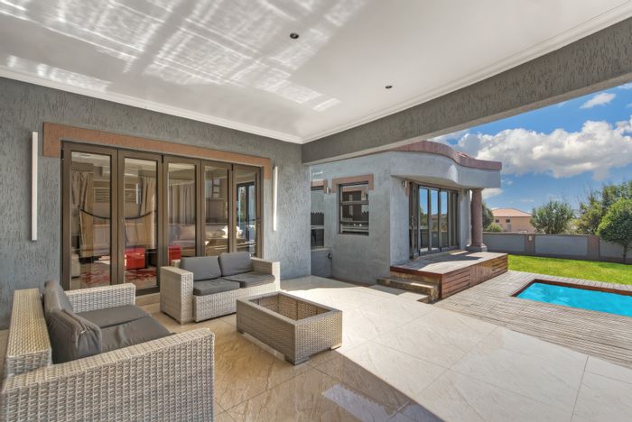 For Sale: House in Blue Valley Golf Estate with 5 en-suite bedrooms, pool, gym.