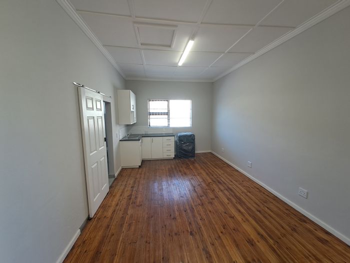 Flat To Rent in Newton Park: Studio with Wi-Fi, parking, near amenities.