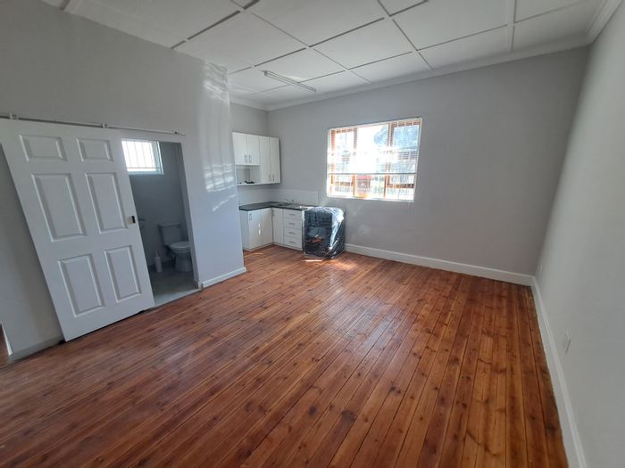 Flat To Rent in Newton Park: Studio, parking, Wi-Fi, near swimming pool.