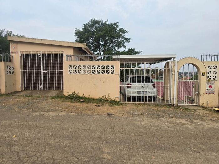 Northcroft House For Sale: 3 bedrooms, patio, garage, fenced yard, storage rooms.