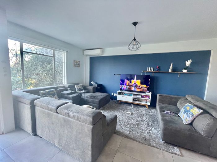 Glenwood Apartment To Rent: 3 bedrooms, air conditioning, garage, close to hospital.