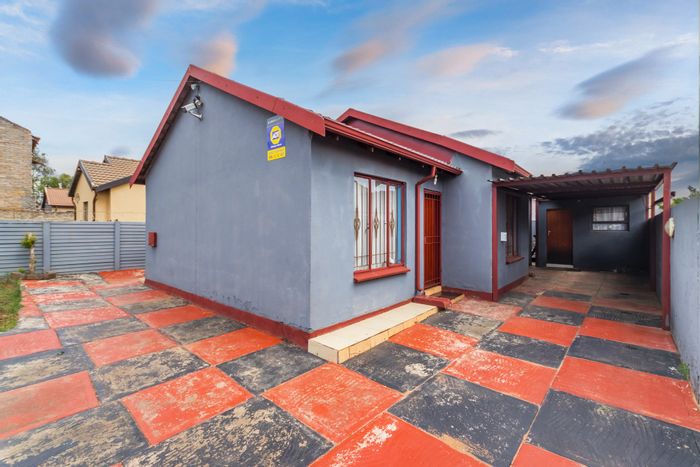 3-Bedroom House in Protea Glen For Sale, near schools and amenities.