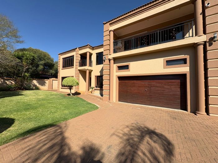 For Sale: Spacious Cashan house with pool, entertainment areas, and three garages.