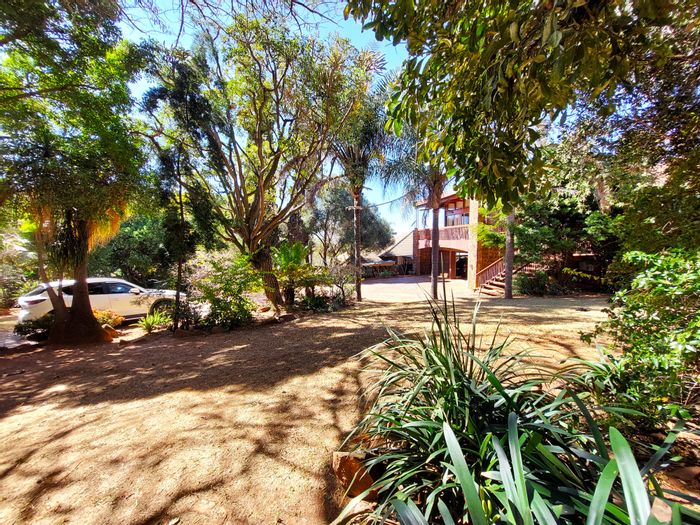 Erasmusrand House For Sale: 5 bedrooms, pool, entertainment area, wine cellar.