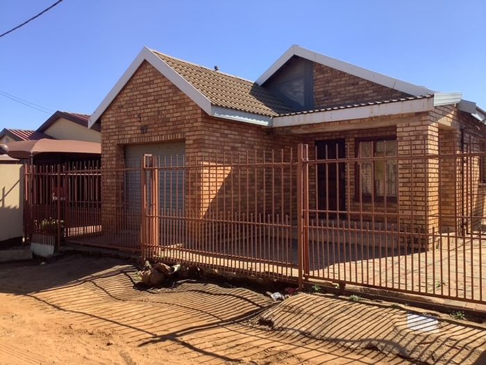 Ikageng House For Sale: 3 bedrooms, parking, near schools and clinic.