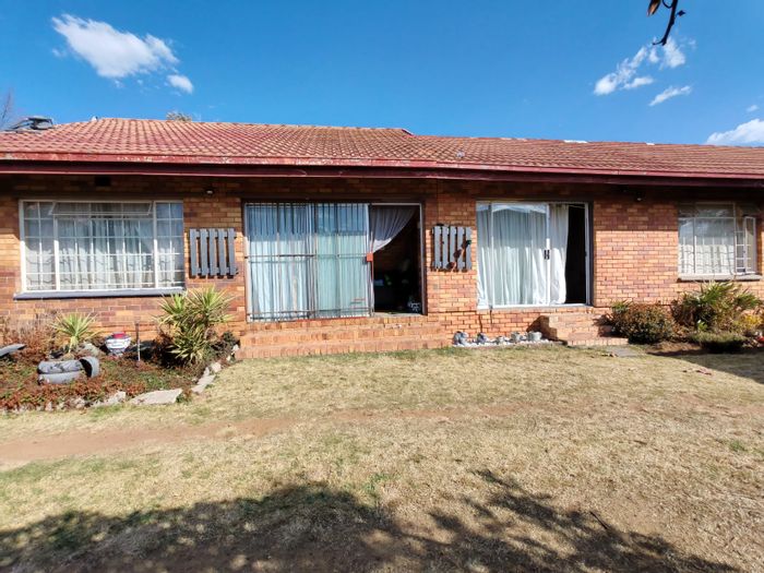 Vaalpark House For Sale: Includes two flats, secure parking, and garden space.