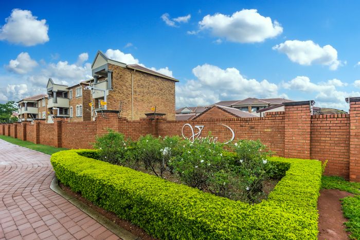 2-Bedroom Apartment in Die Hoewes For Sale – Secure Complex, Close to Gautrain.