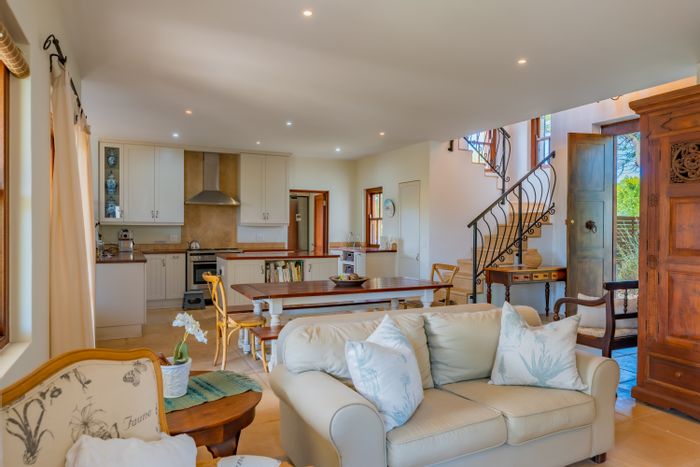 House in Santareme To Rent: 3 bedrooms, garden, ocean views, close to amenities.