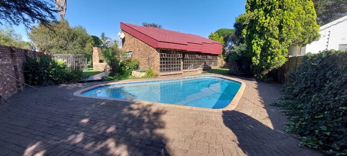 For Sale: House in Secunda Central with 4 bedrooms, pool, and entertainment area.