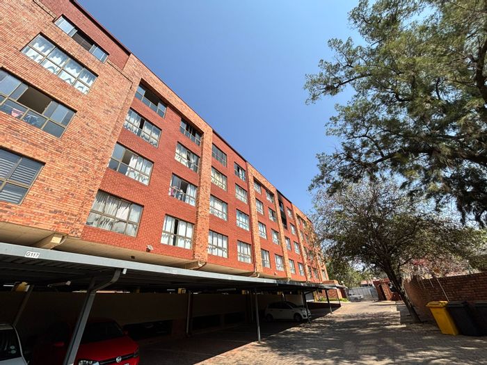 Hillcrest Apartment For Sale: 1-bedroom, secure parking, close to amenities.