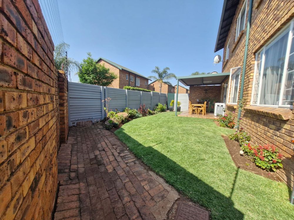Front garden with covered patio