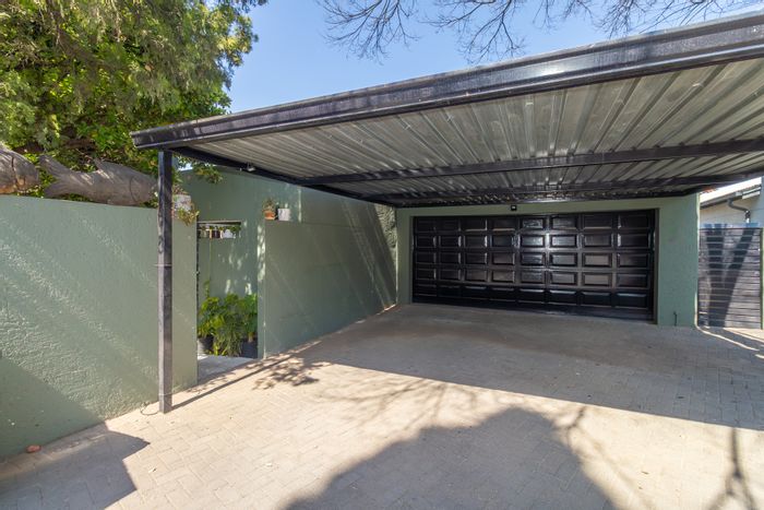 Magaliessig House For Sale: Pool, bar, braai, study, energy-efficient features.