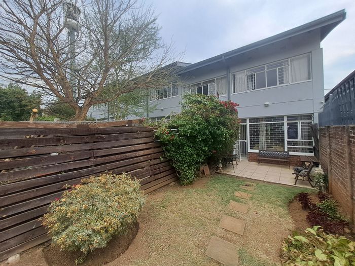 Darrenwood Apartment For Sale: 2-bed duplex, private garden, secure complex amenities.