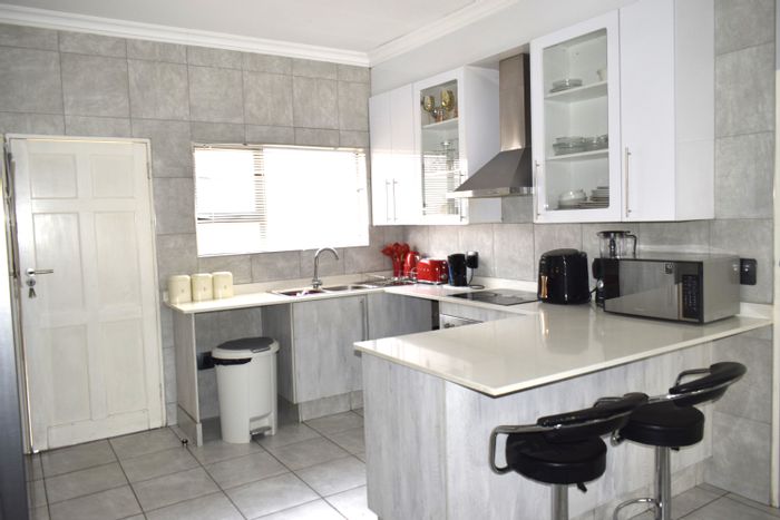 For Sale: Helderwyk Townhouse with 3 beds, gym, pool, and secure living.