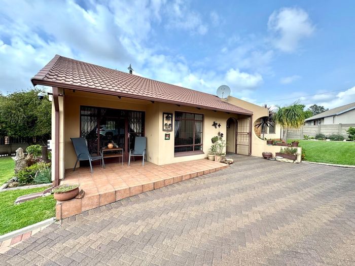 Noordrand House For Sale: 3 bedrooms, double garage, solar system, spacious garden.