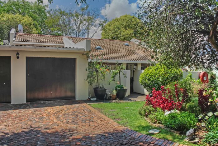 For Sale: Townhouse in Magaliessig with solar power, gardens, and community amenities.