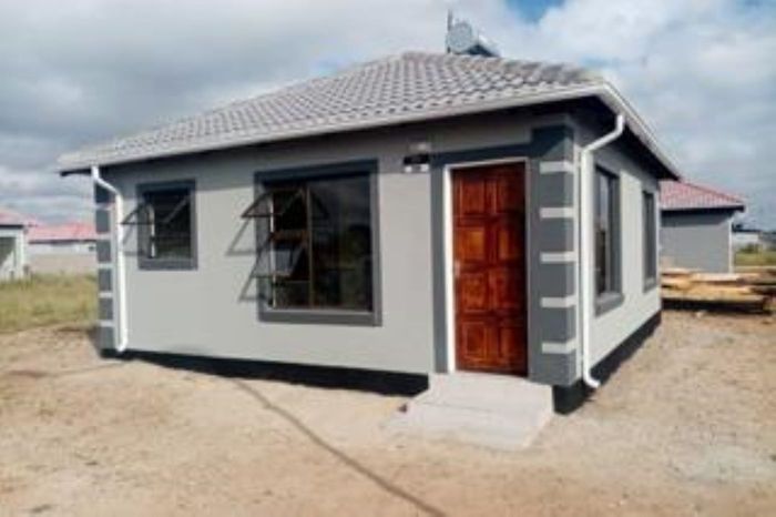 For Sale: House in Selcourt with solar geyser, secure complex, and flexible options.