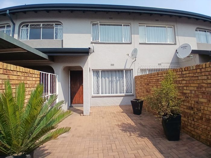 Beyers Park Apartment For Sale: 3 Bedrooms, Garden Access, Gated Complex, Convenient Location.