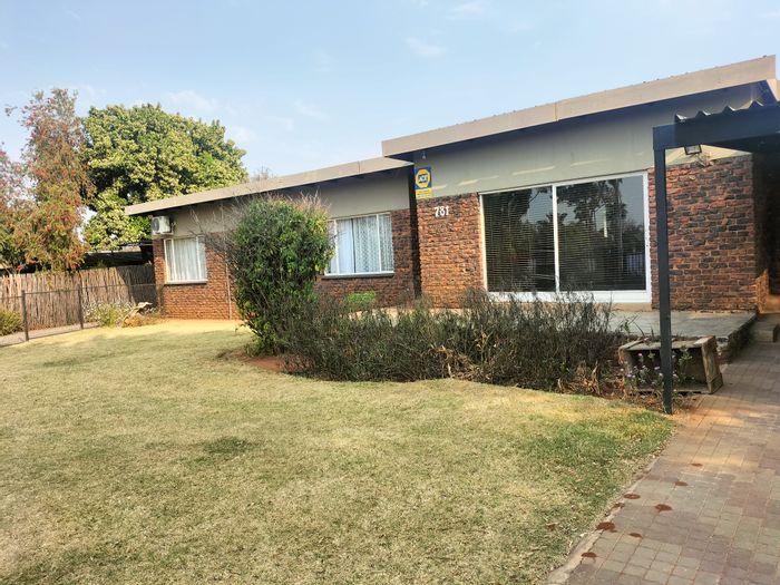 For Sale: House in Dorandia with 4 bedrooms, flatlet, pool, and garage.