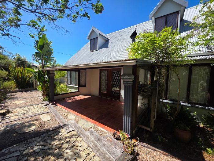 For Sale: House in Groenvallei with 3 beds, lake views, and private retreat potential.