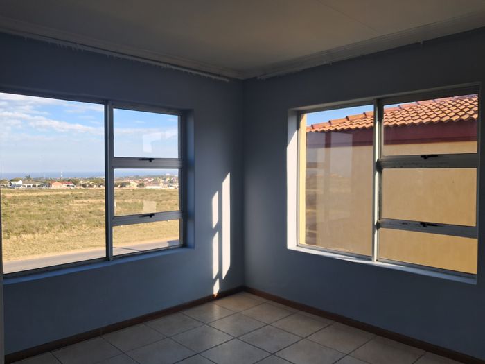 2-bedroom apartment in Wavecrest with secure parking and pre-paid electricity. To Rent.