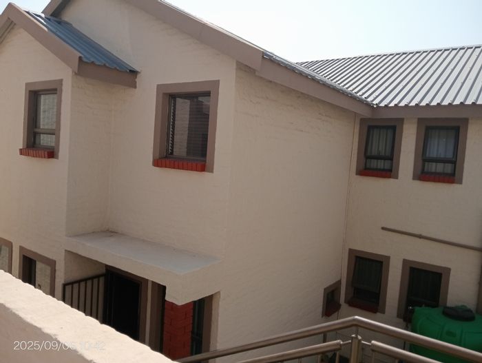 Cashan Townhouse To Rent: 4 bedrooms, air conditioning, built-in braai, secure estate.