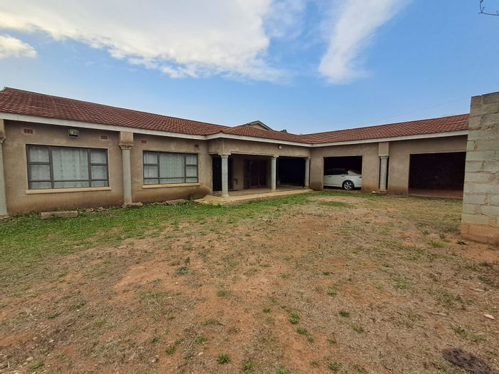 For Sale: House in Paulpietersburg Central, 6 beds, large stand, renovation opportunity.