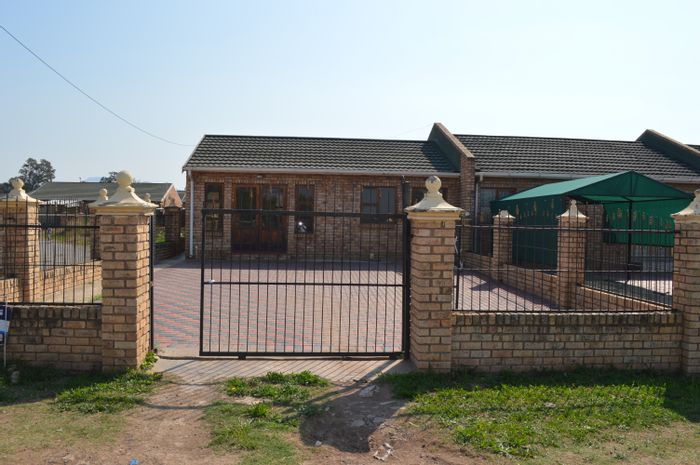 For Sale: House in Westbourne with 2 bedrooms, paved yard, and ample parking.