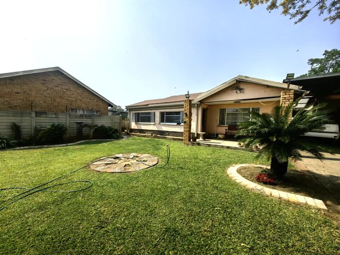 Oos Einde House For Sale: 3 Bedrooms, spacious layout, large garden, ample parking.