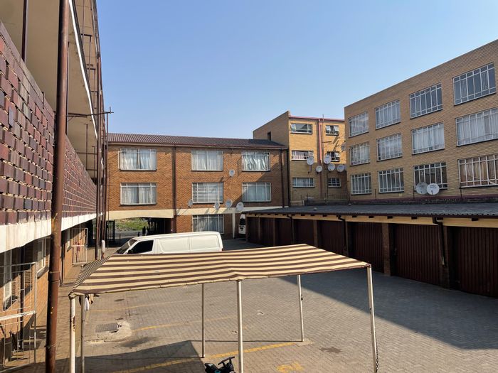 2-Bedroom Flat For Sale in Vereeniging Central with Balcony and Covered Parking.