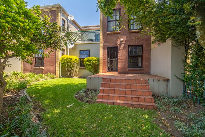 Paulshof Apartment For Sale: 3 bedrooms, garden, pool, parking, near amenities.