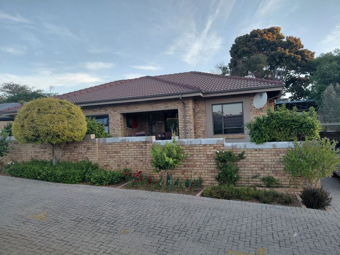 Townhouse For Sale in Randpark Ridge: 2 beds, private garden, secure complex.