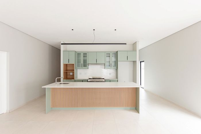 For Sale: House in Shelley Point with 3 beds, golf course, and community amenities.