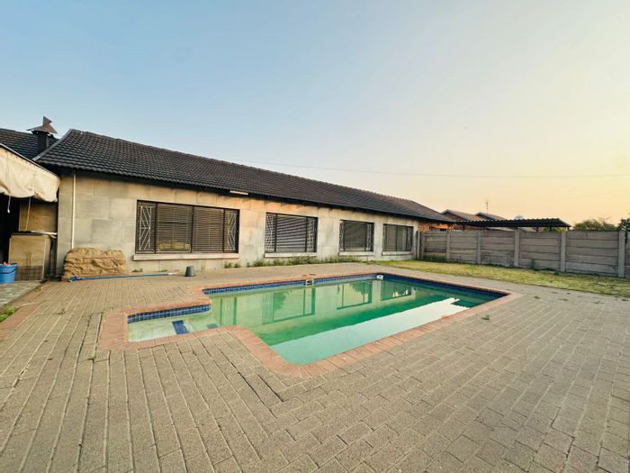 Spacious 3-bedroom house with pool, granny flats, and double garage in Tasbet Park Ext 2. For Sale.