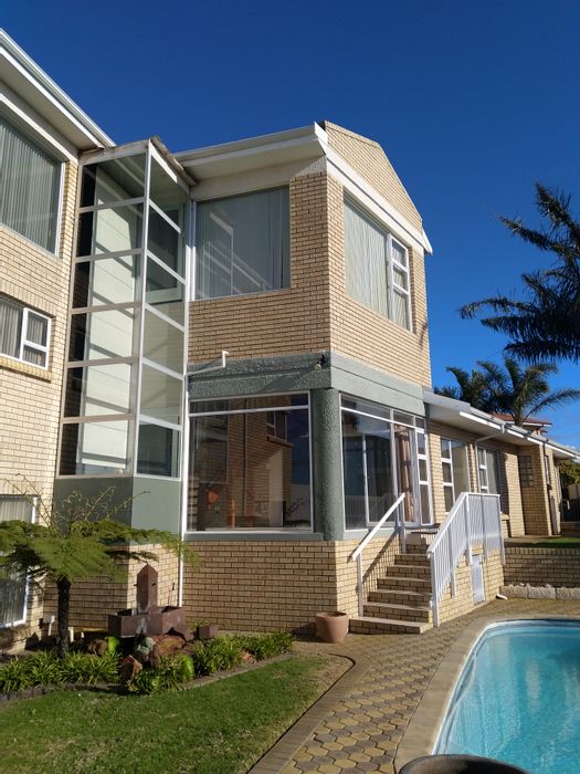 House for Sale in Menkenkop: 3 beds, flatlet, pool, triple garage, entertainment areas.
