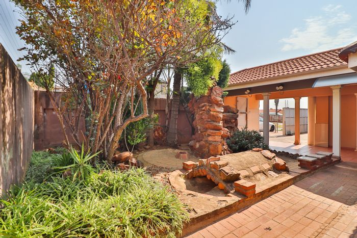 Roshnee House For Sale: 4 En-Suite Bedrooms, Solar Power, Entertainment Spaces.