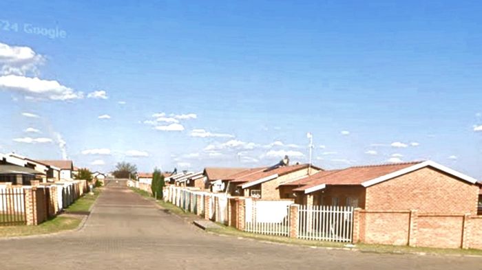 2-Bedroom House For Sale in Tasbet Park with yard and convenient amenities.