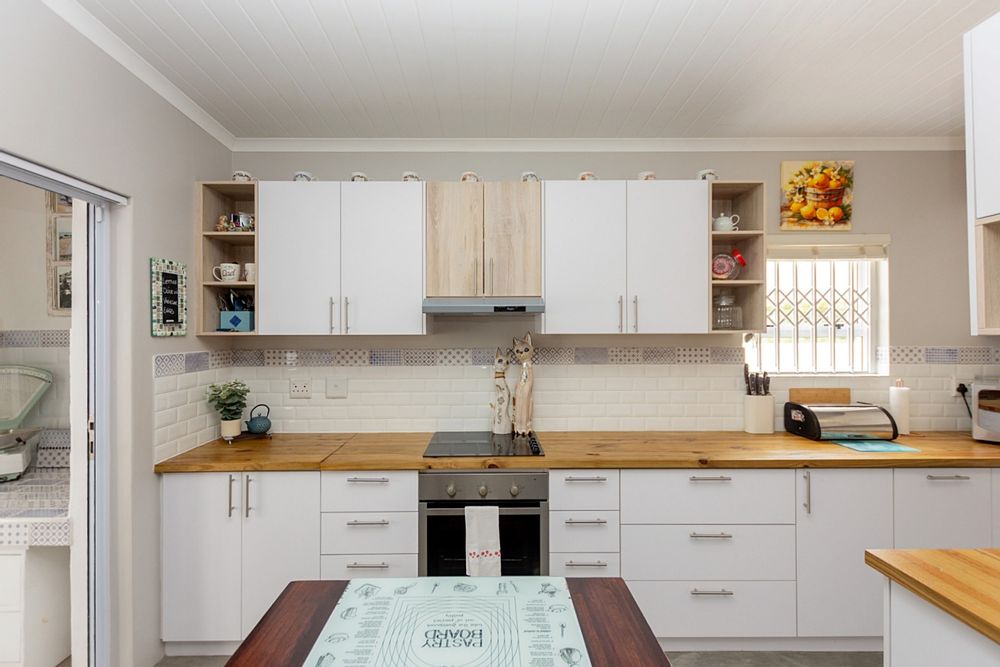 KITCHEN WITH ELECTRIC STOVE