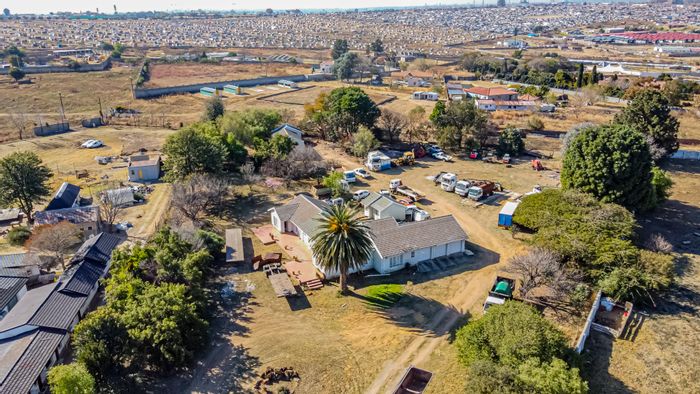 Austin View Small Holding For Sale: Spacious home, guest cottage, ample land.