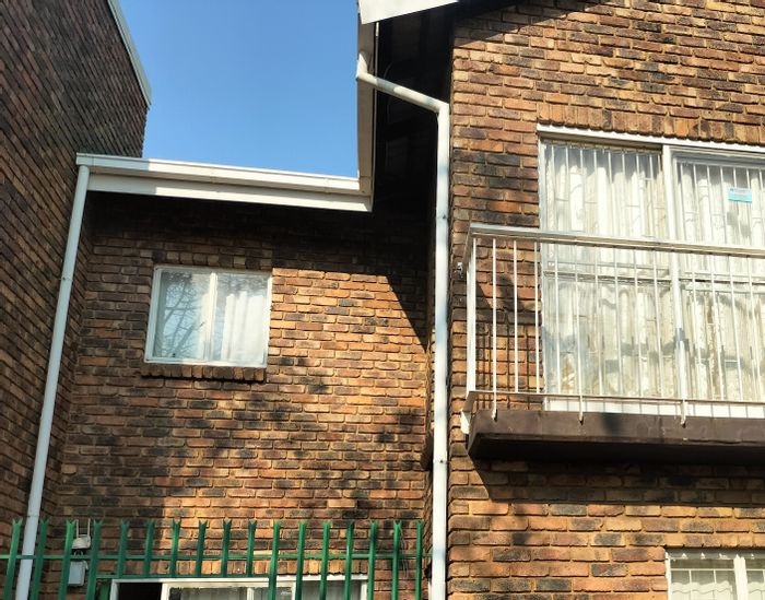 2-Bedroom Townhouse For Sale in Pretoria North, near schools and transport routes.