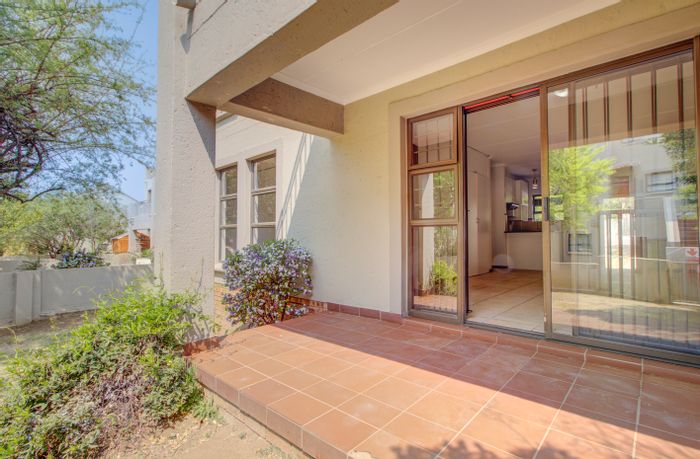 Paulshof Apartment For Sale: 2 beds, garden, pool, 24-hour security, pet-friendly.