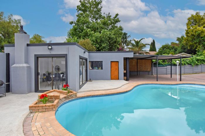 For Sale: House in Vorna Valley with pool, cottage, and spacious entertainment areas.